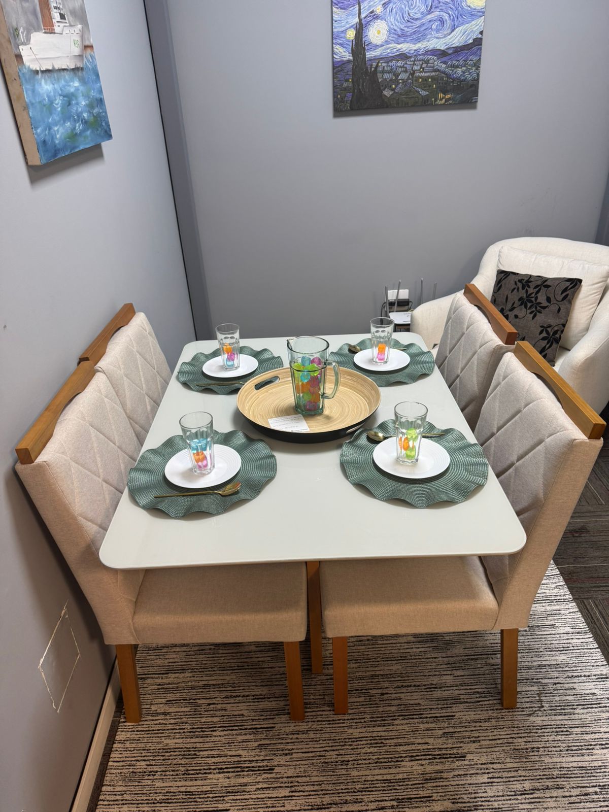 Conjunto de mesa quadrada com quatro cadeiras